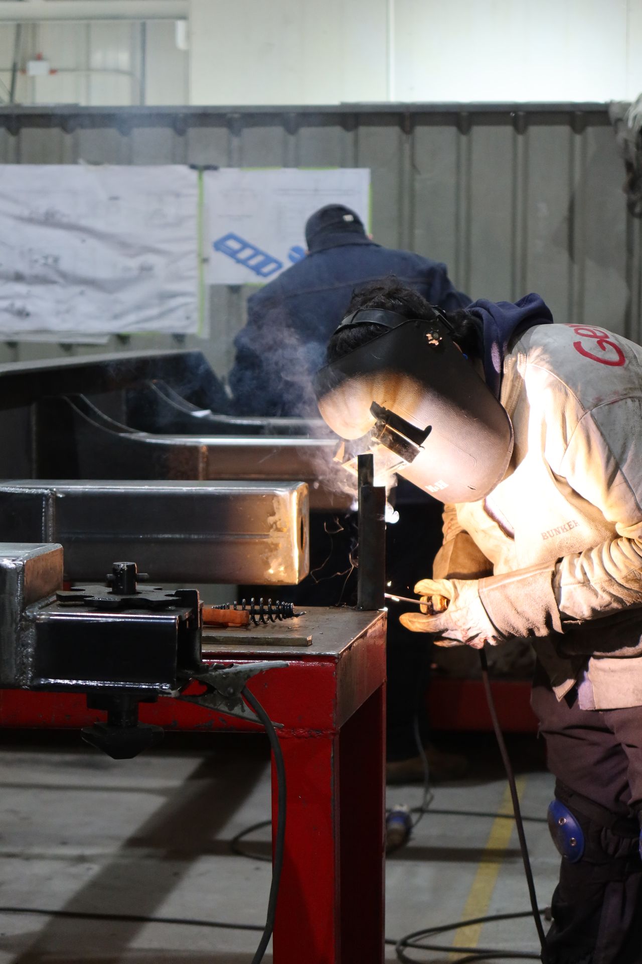 Equipo técnico de R Ingeniería trabajando en la mantención de un molino de bolas