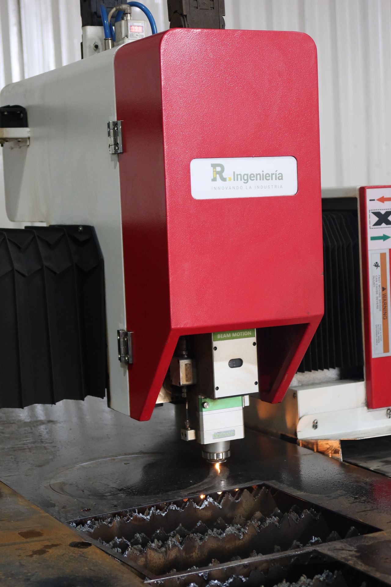 Estación de corte láser CNC en el taller de R Ingeniería